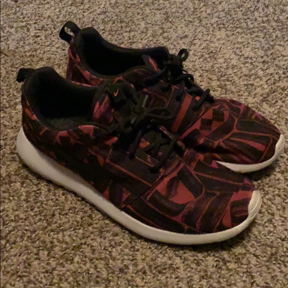 Geometric Nike Roshe